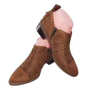 Bella Vita Ashlyn II Tan Faux Suede Ankle Booties Sz 6.5M